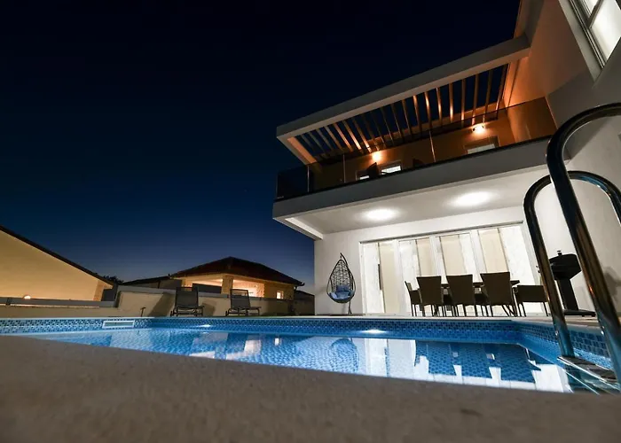 Crowonder Villa Sunrise With Swimming Pool And Seaview