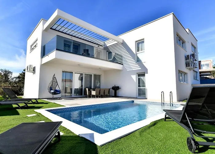 Crowonder Villa Sunrise With Swimming Pool And Seaview