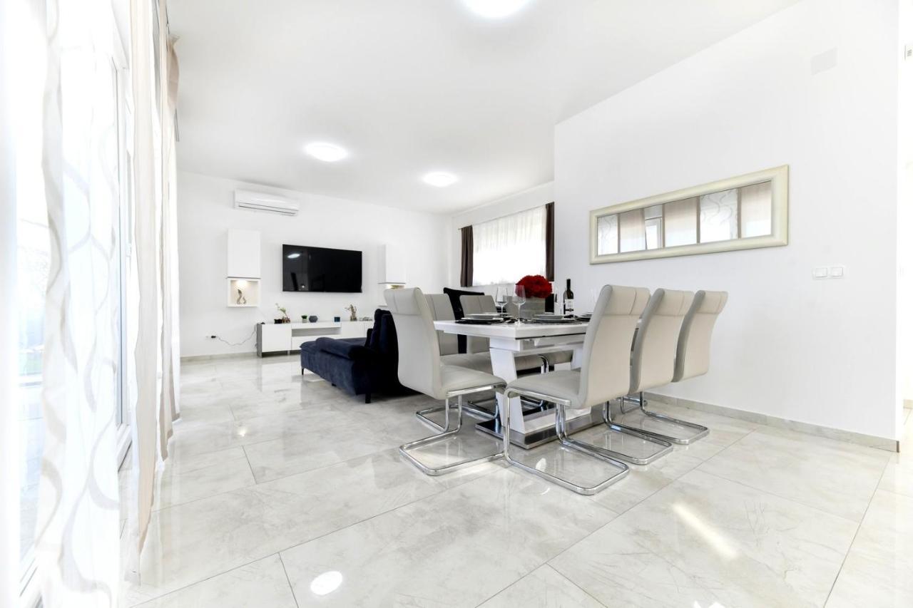Crowonder Sunrise With Swimming Pool And Seaview Villa Vir